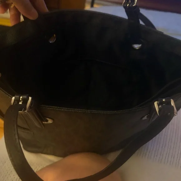 Michael Kors Black Shoulder Bag. Not New.. only worn about 2 times.. - Picture 3 of 8